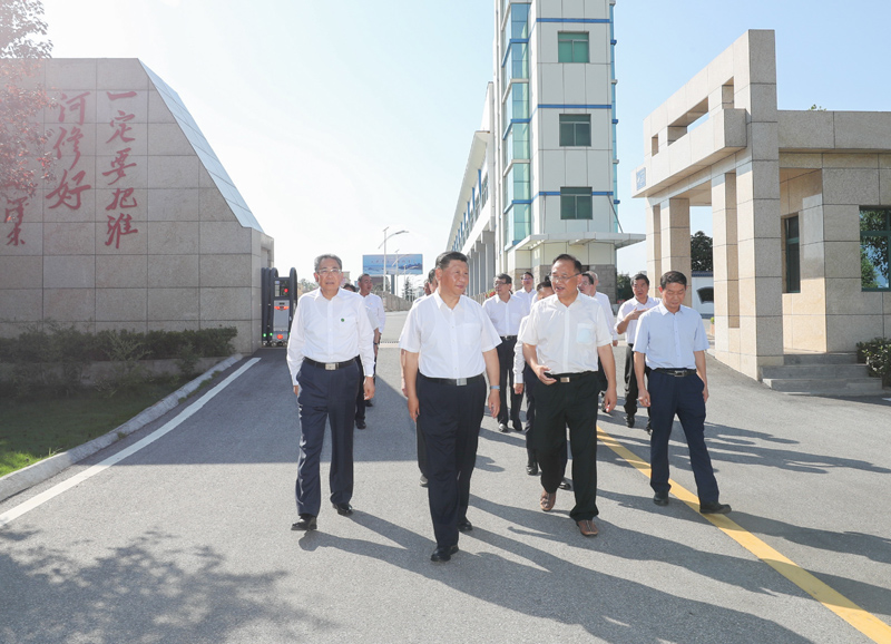 8月18日至21日，中共中央总书记、国家主席、中央军委主席习近平在安徽省考察。这是18日下午，习近平在阜阳市阜南县王家坝闸考察，了解安徽省防汛工作及王家坝开闸分洪情况。